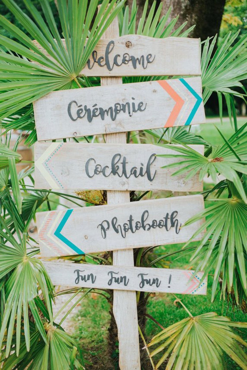 blog déco panneaux directionnels bois flèches turquoises palmier inspiration mariage