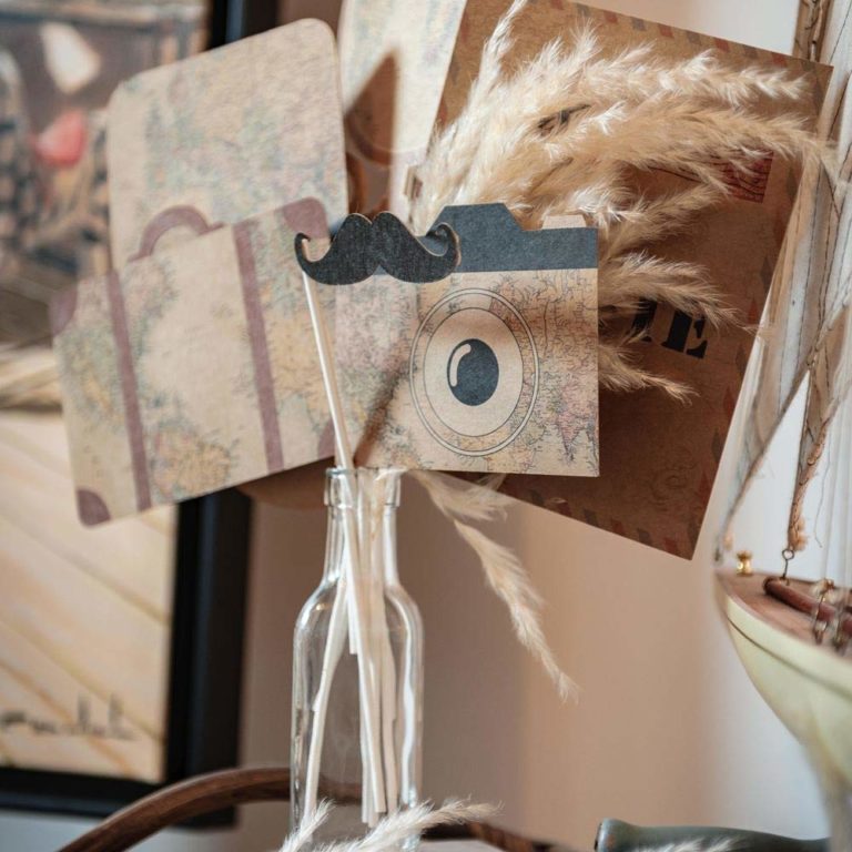 kit photobooth déco mariage thème voyage tour du monde appareil photo moustache valise - blog déco - clematc