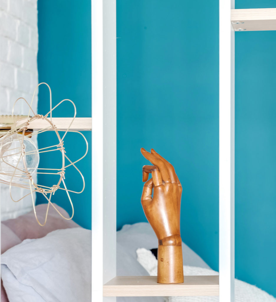 clemaroundthecorner cloison astucieuse bibliothèque moderne mur turquoise astuce optimisation espace