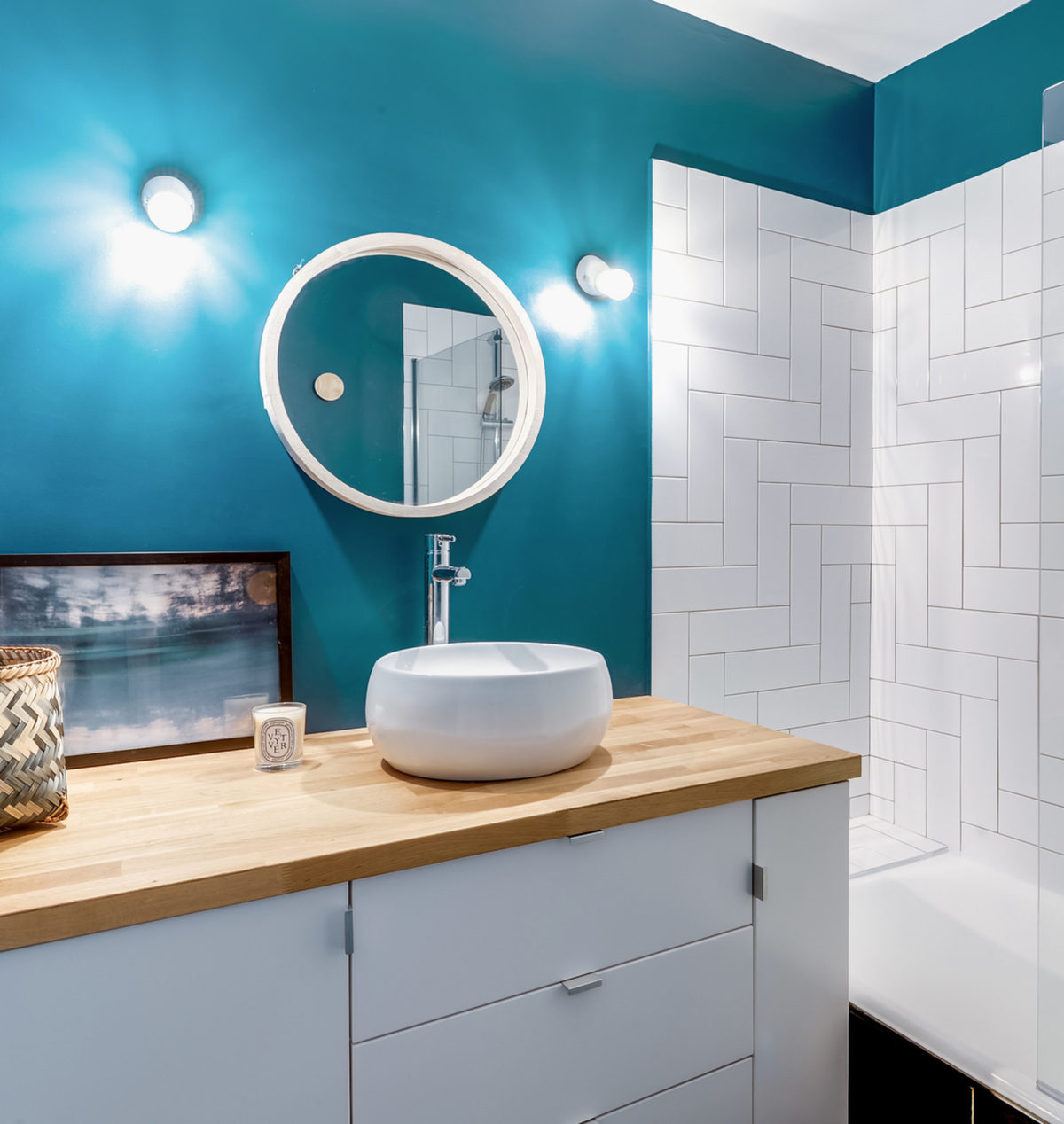 blog déco salle de bain mur bleu carrelage géométrique meuble ikea hack