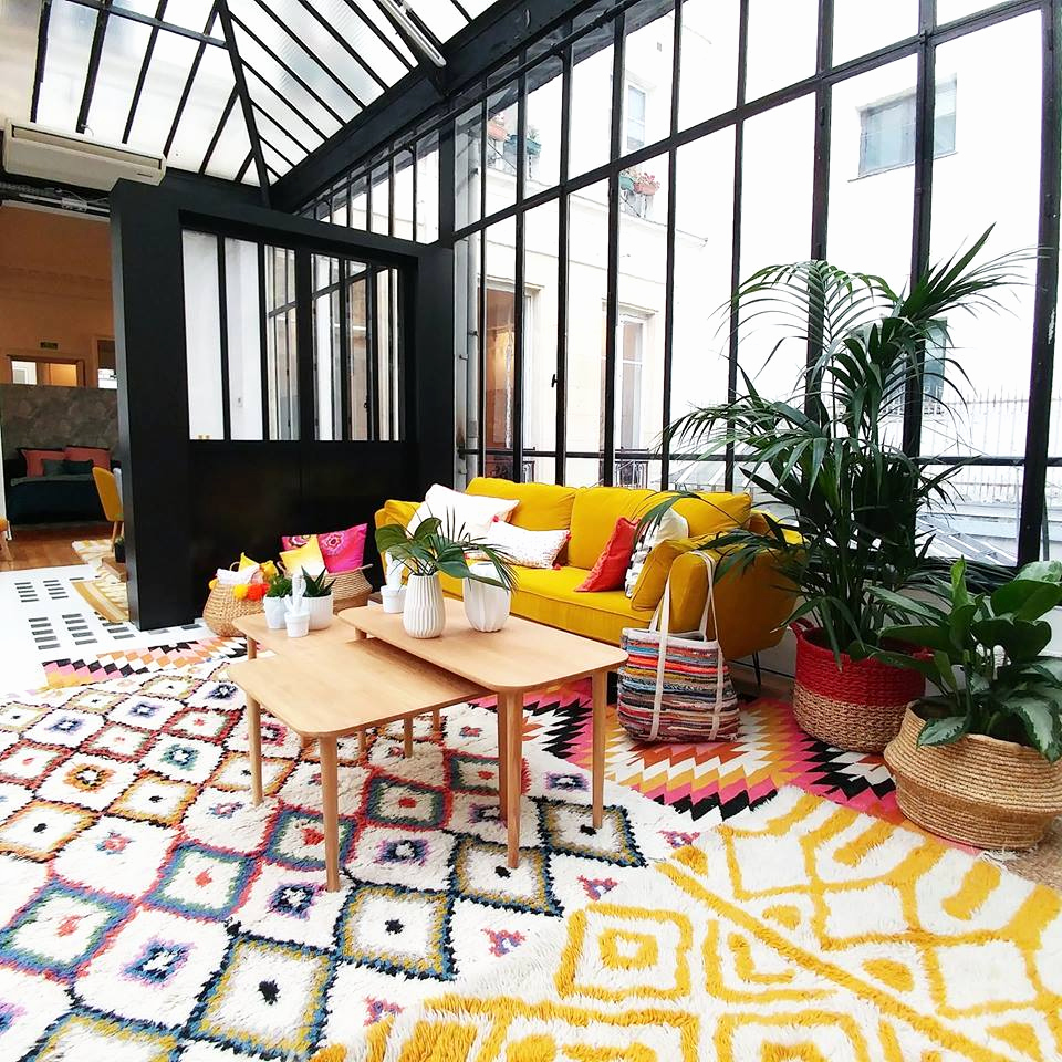 tapis géométrique salon appartement parisien canapé jaune cloison métallique noir blog déco
