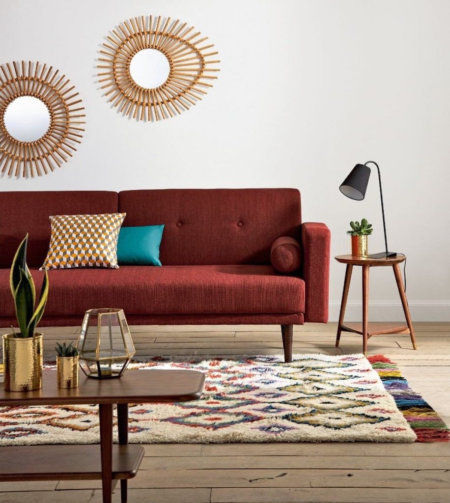 clemaroundthecorner salon ethnique canapé rouge miroir rond rotin vase laiton style boho chic