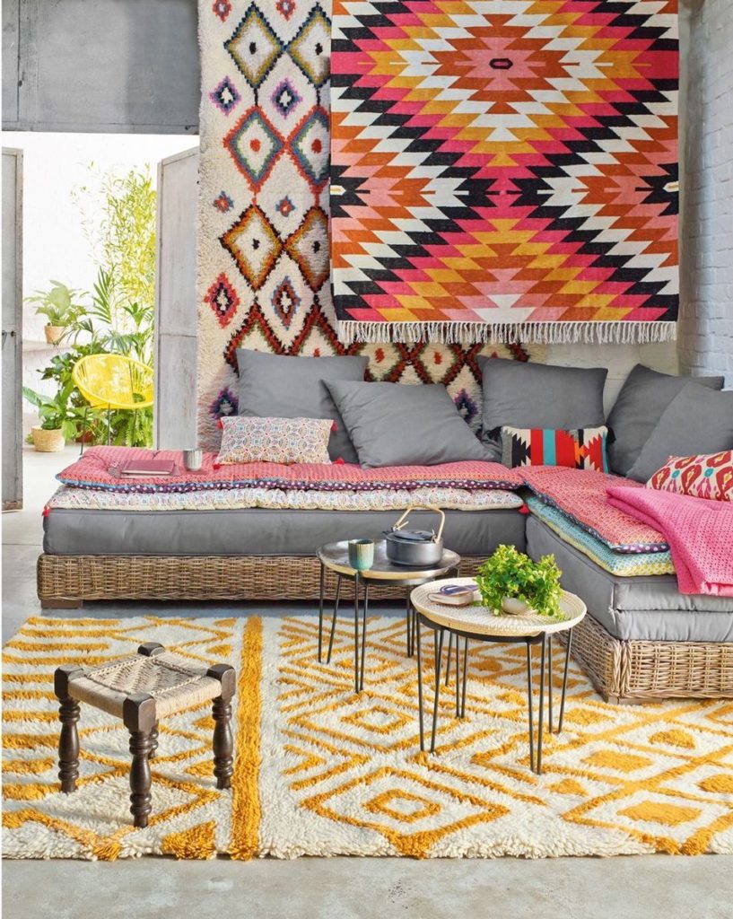 clemaroundthecorner salon ethnique canapé rotin coussin gris outdoor tapis jaune