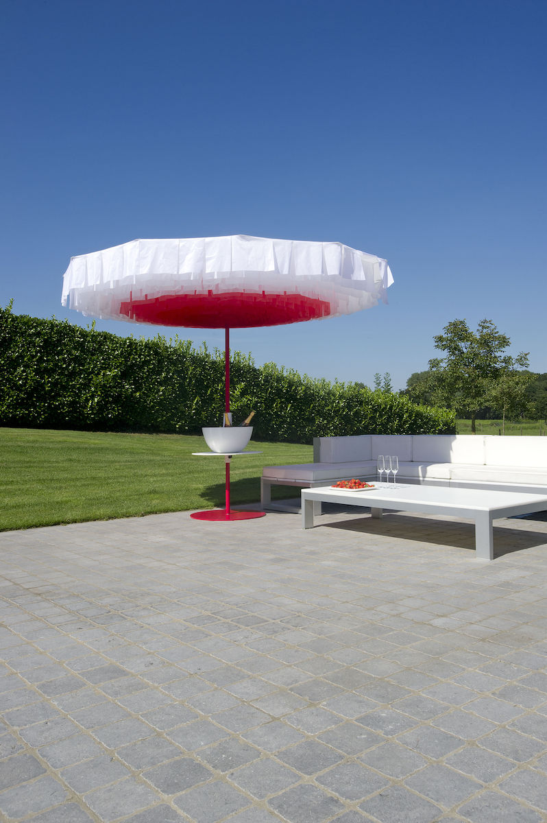 parasol design pour extérieur bloom rouge et blanc terrasse jardin - blog déco - clenaroundthecorner