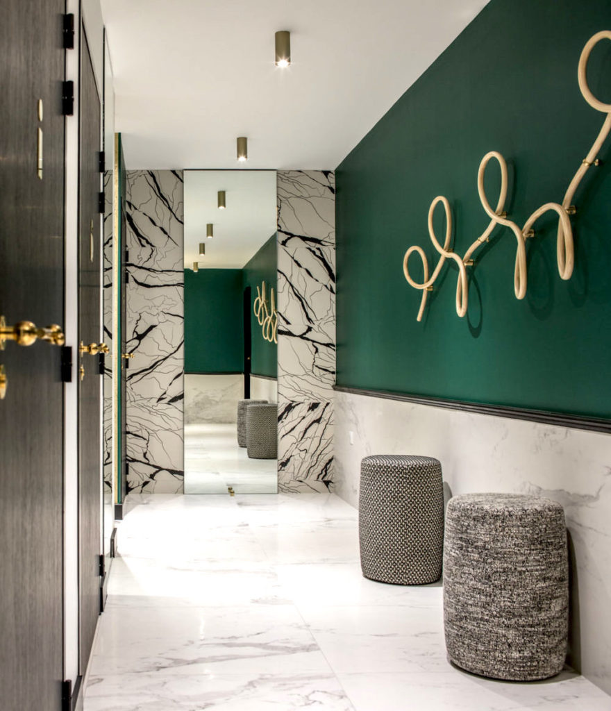 vert foncé salle de bain laiton marbre blanc déco