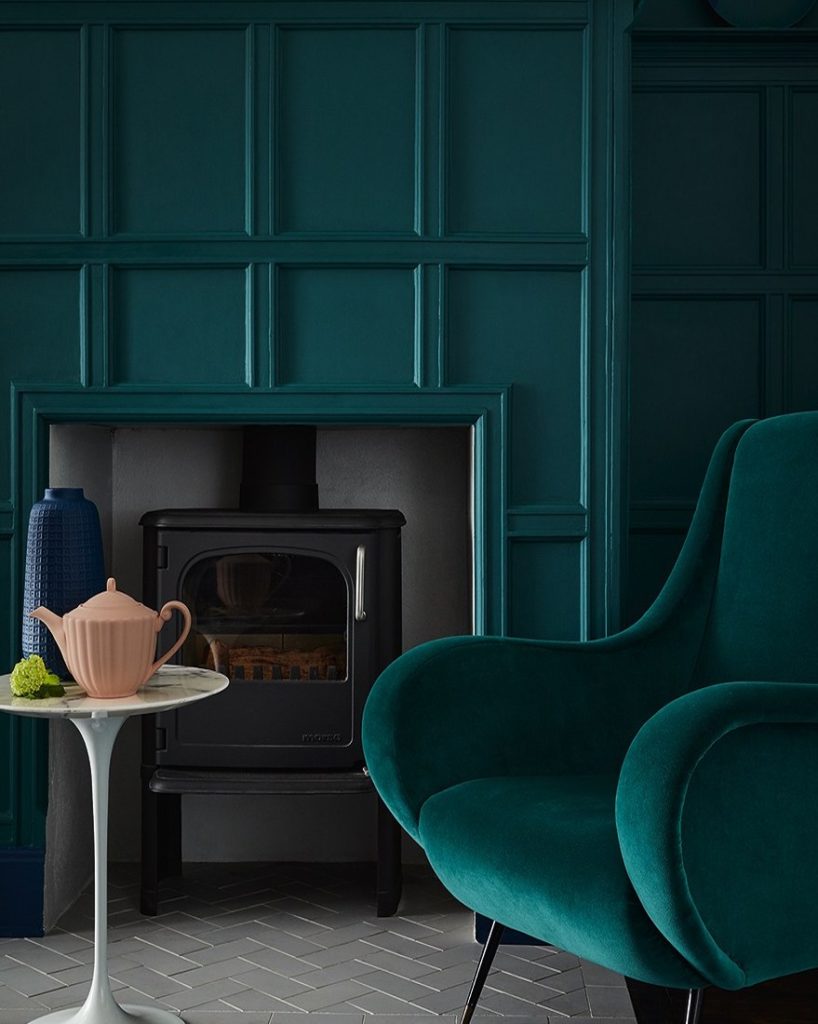 blog déco salon vert feutré chic sol gris géométrique