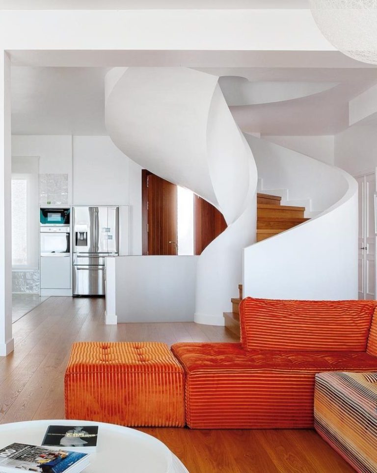 maison à malaga canapé velours orange cuisine américaine ouverte sur salon escalier contemporain - blog déco - clem around the corner