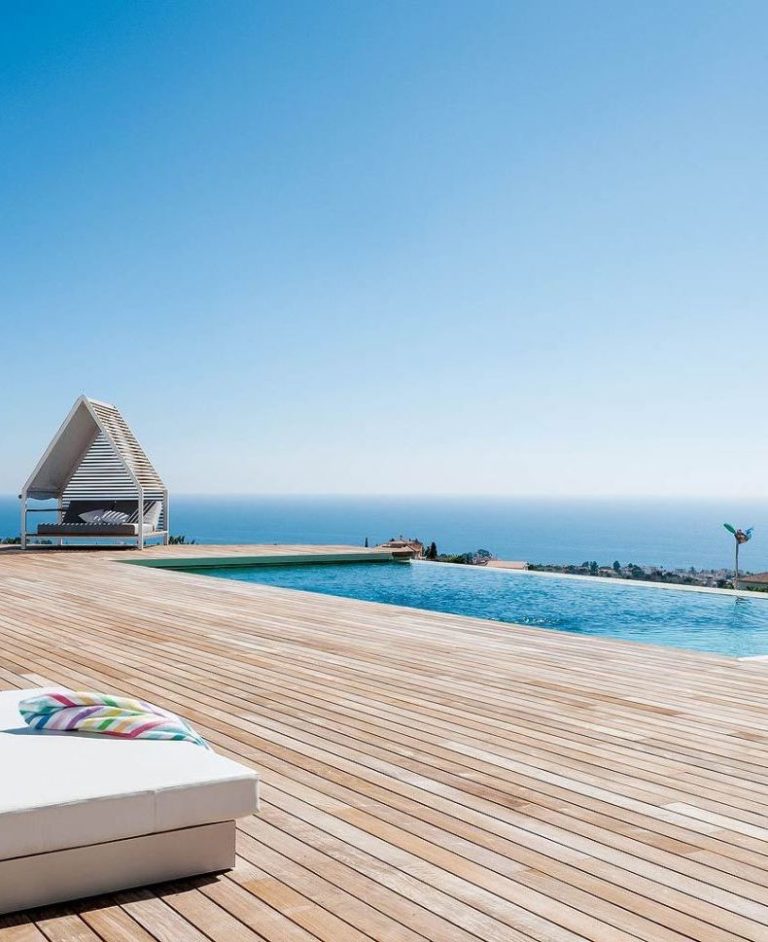 piscine à débordement terrasse palette bois vue paysage