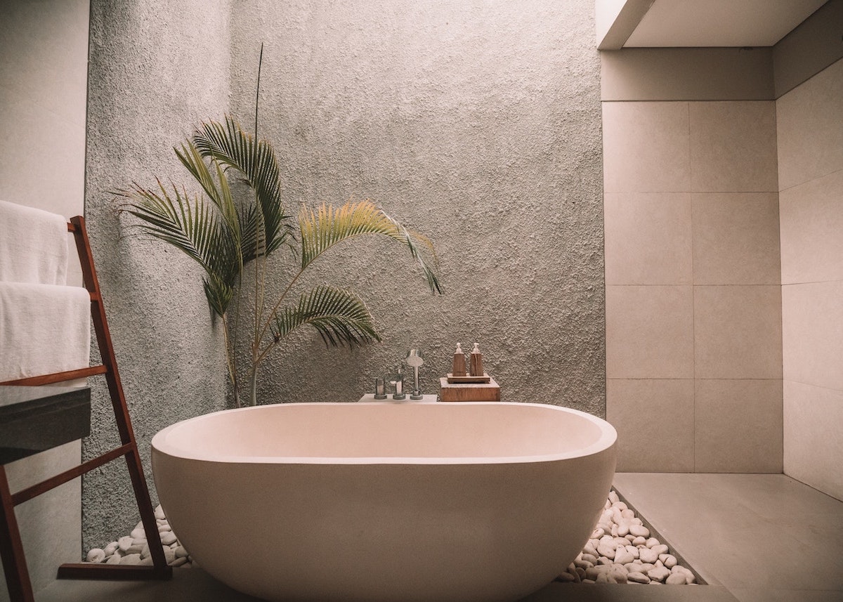 la maison écologique salle de bain baignoire ilôt porte serviettes galets palmier plante verte astuces recettes - blog déco -clem around the corner