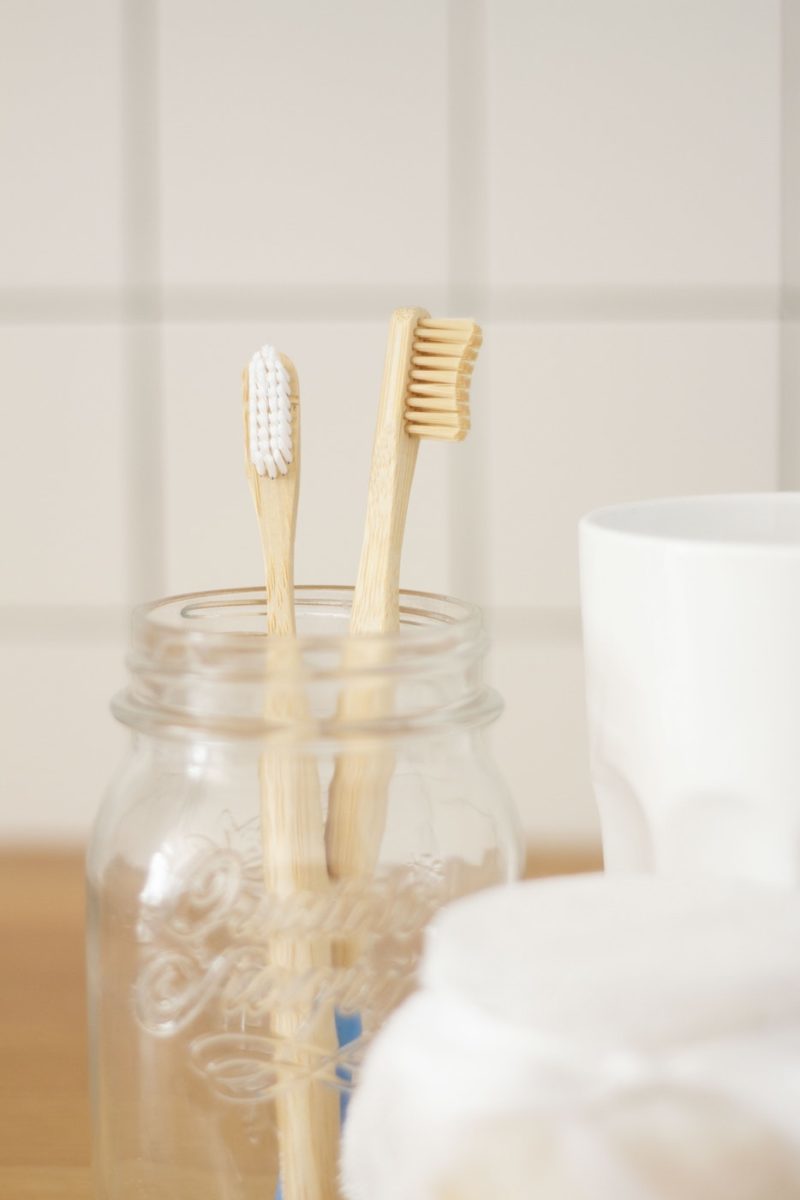 Brosse à dents en bambou salle de bain pot gobelet verre carrelage blanc