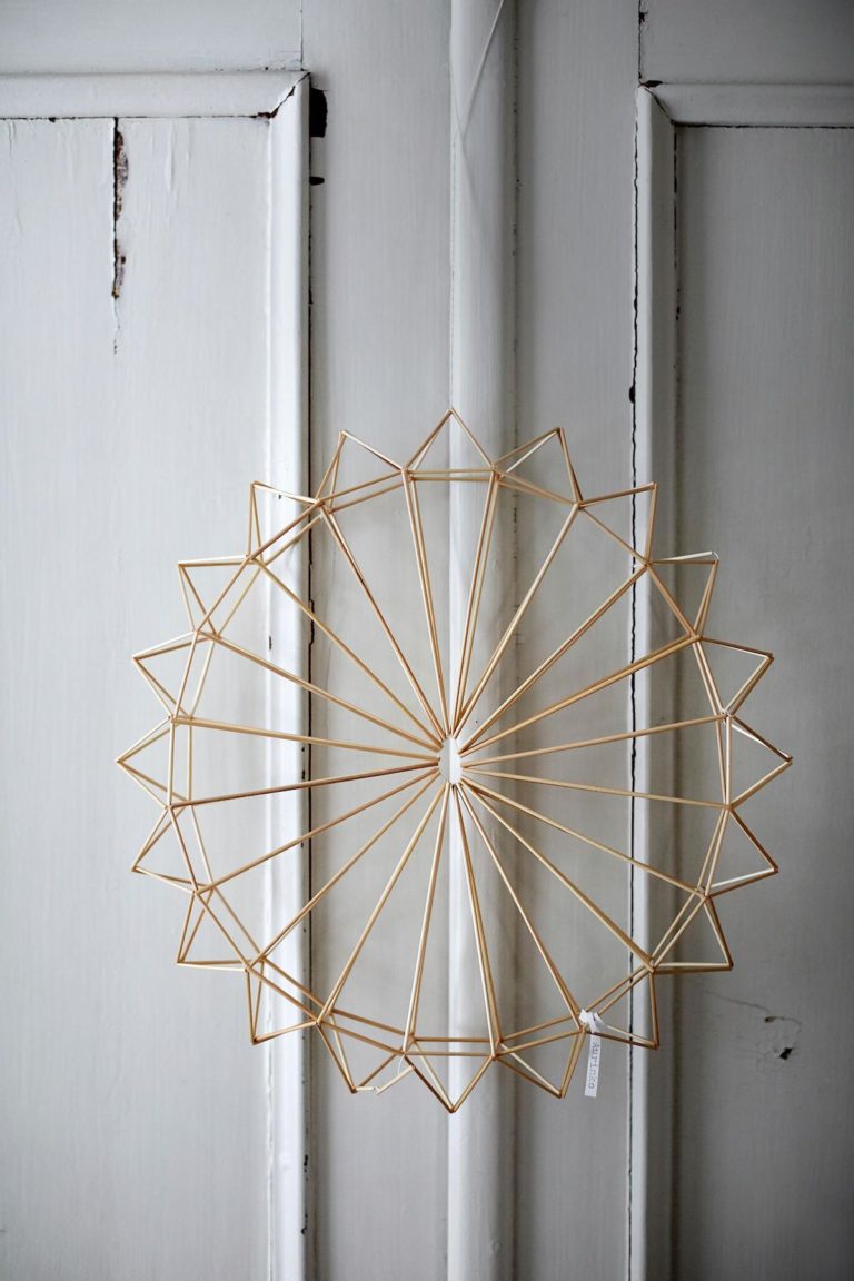 himmeli diy décoration murale idée originale joli soleil porte en bois placard suspension