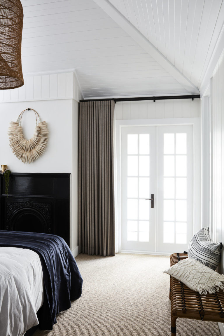 clemaroundthecorner chambre banc rotin esprit vacances bord de mer rideau gris taupe