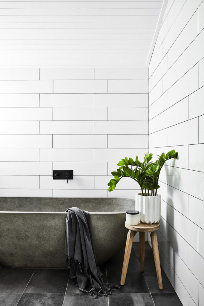 salle de bain blanche baignoire moderne pierre effet béton clemaroundthecorner