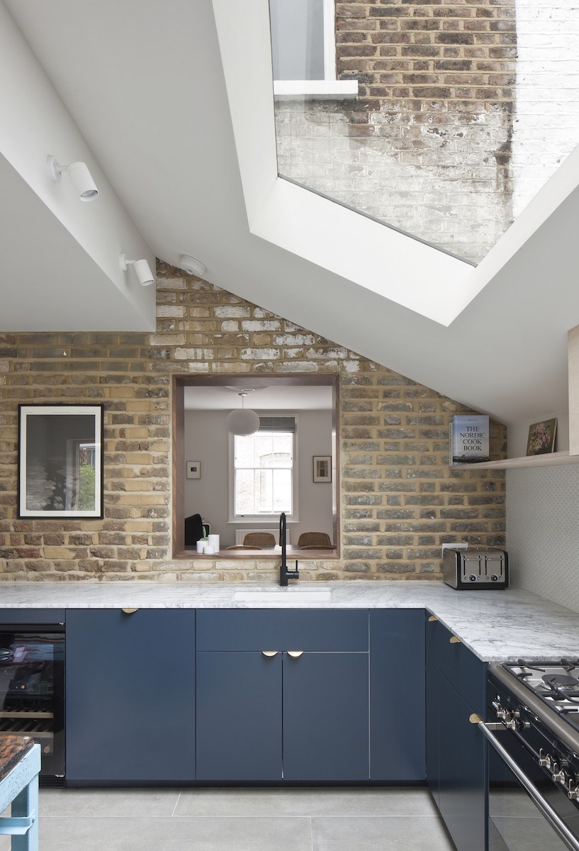cuisine tendance maison londonienne rénovation extension revêtement marbre blanc cuisine bleu mur de briques clematc