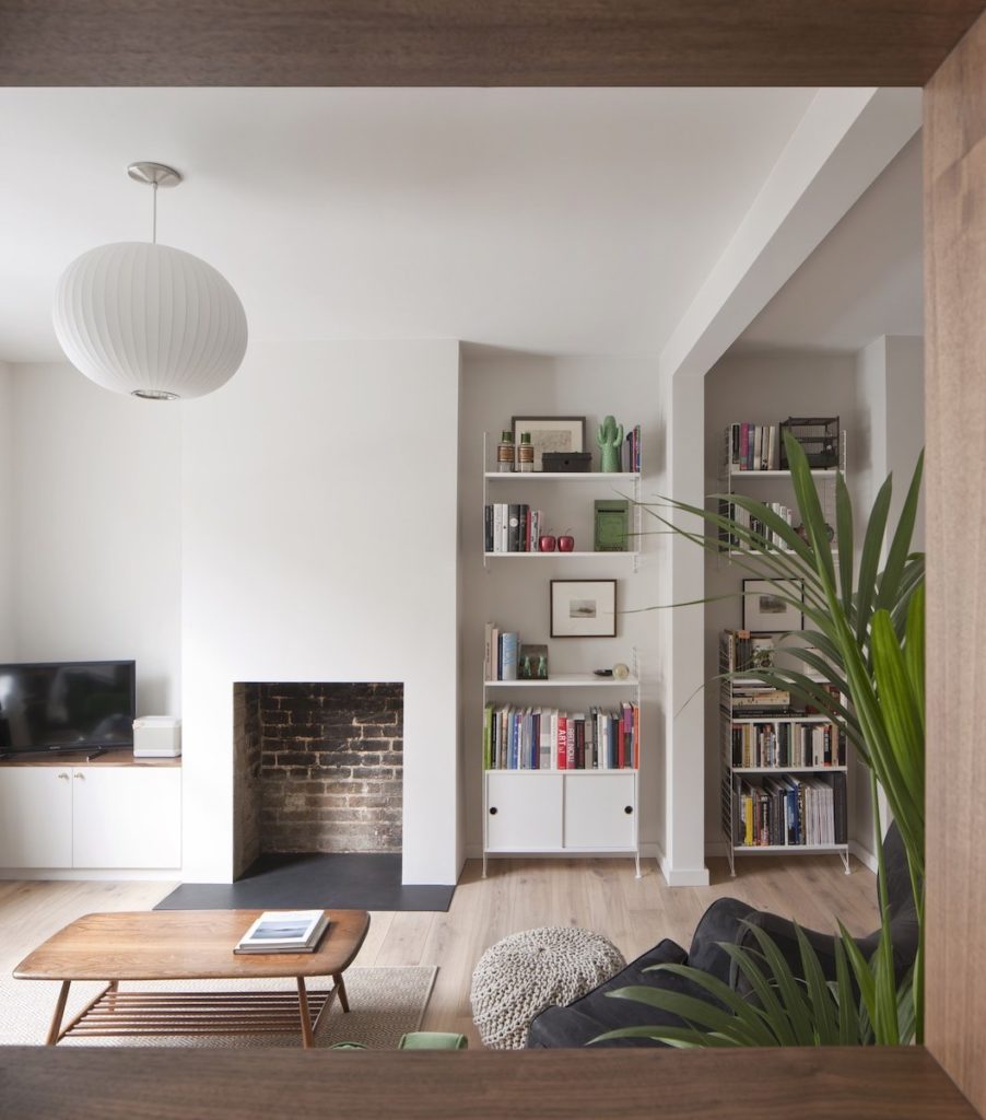 séjour salon spacieux cheminée incrustée intérieure rénovée tendance clematc