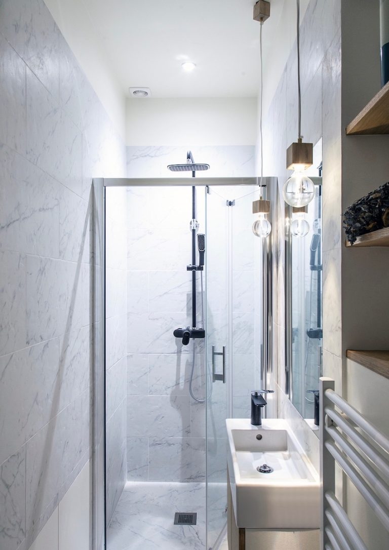 salle de bain blanche douche lavabo rangement clematc