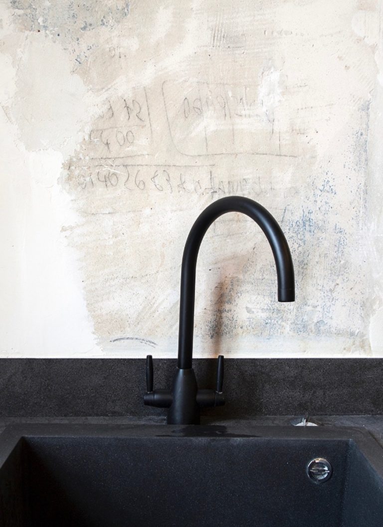 robinet robinetterie cuisine ouverte boîte noire - blog déco - clemaroundthecorner