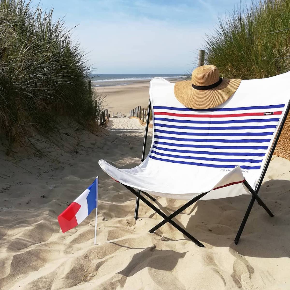 Fauteuil design pop up xl couleur marinière bleu blanc rouge plage drapeau France Made in France - blog déco - clemaroundthecorner
