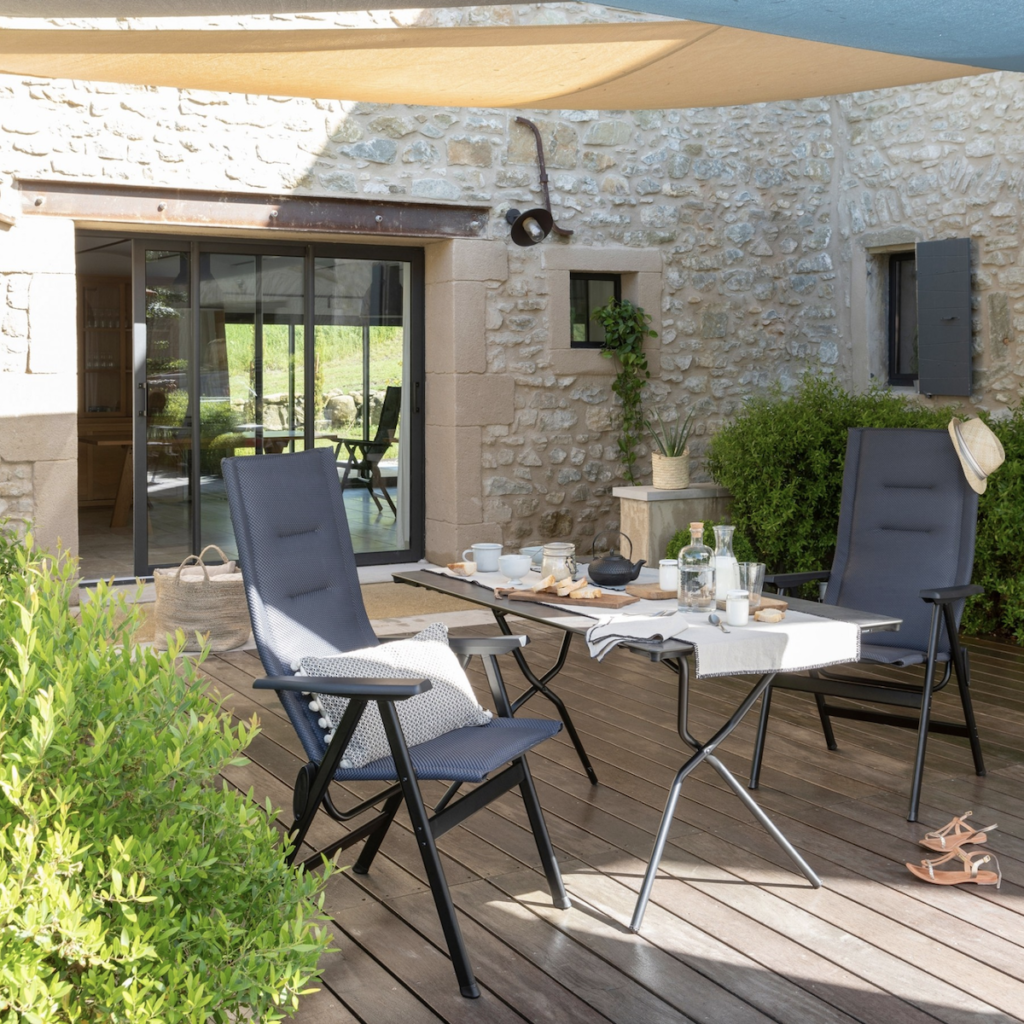 Fauteuil zen it couleur noir terrasse extérieure tendance mobilier confort - blog déco - clemaroundthecorner