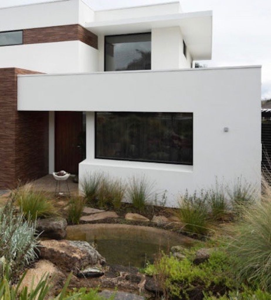 maison design moderne facade blanche bois plante verte jardin tendance écoresponable - blog déco - clemaroundthecorner