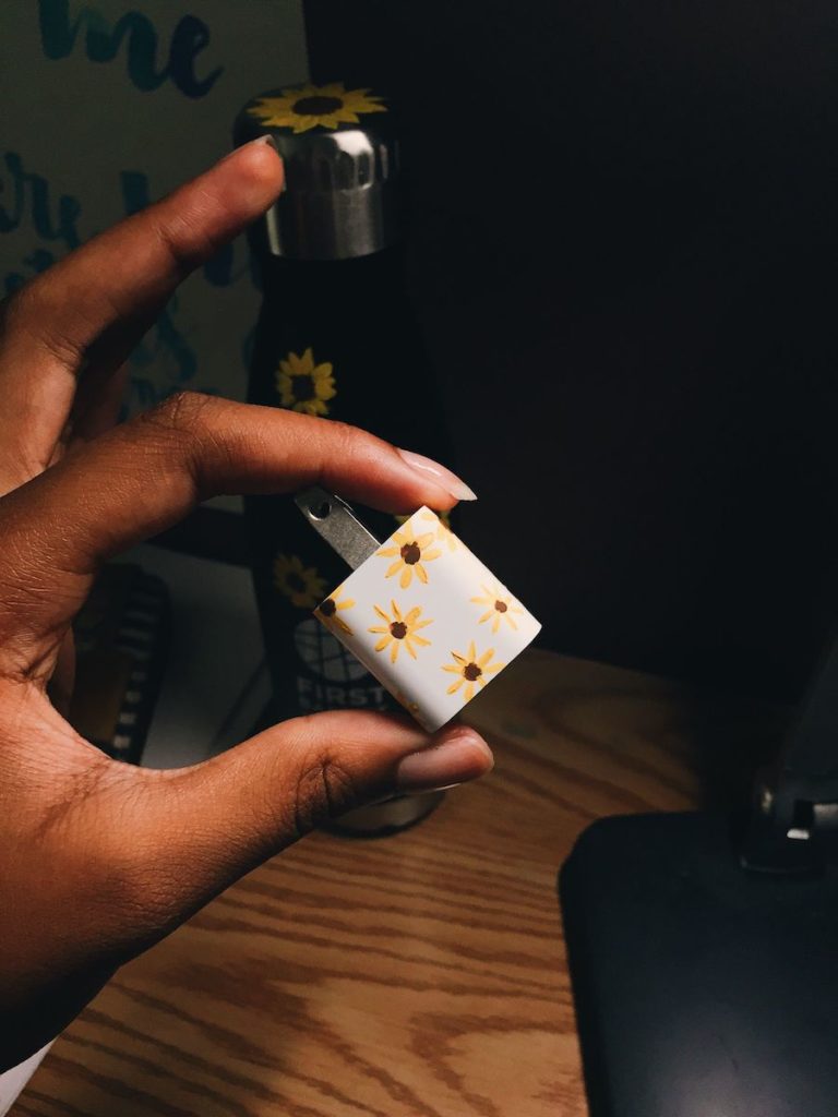 tuto peinture posca tournesol décorer embout cable personnaliser iphone