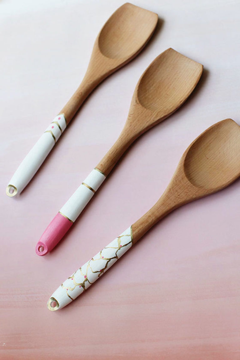 diy tuto avec vernis à ongles sur ustensiles de cuisine spatule en bois deco