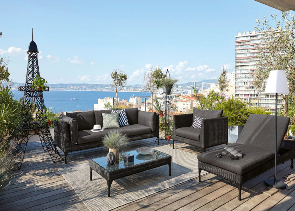 tous au jardin avec maisons du monde salon extérieur noir terrasse bois - blog déco - clemaroundthecorner