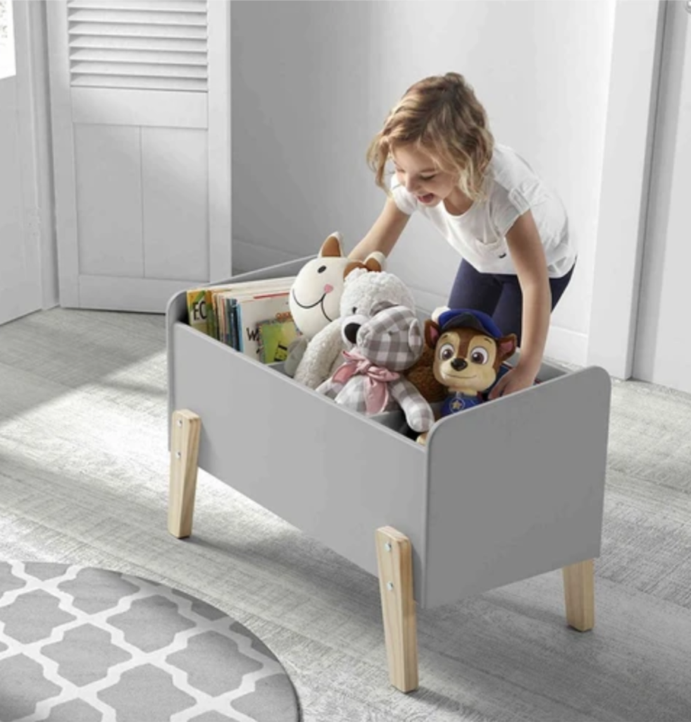 coffre jouet bois tapis rond sol parquet bois peluche livre enfant - blog déco - clematc