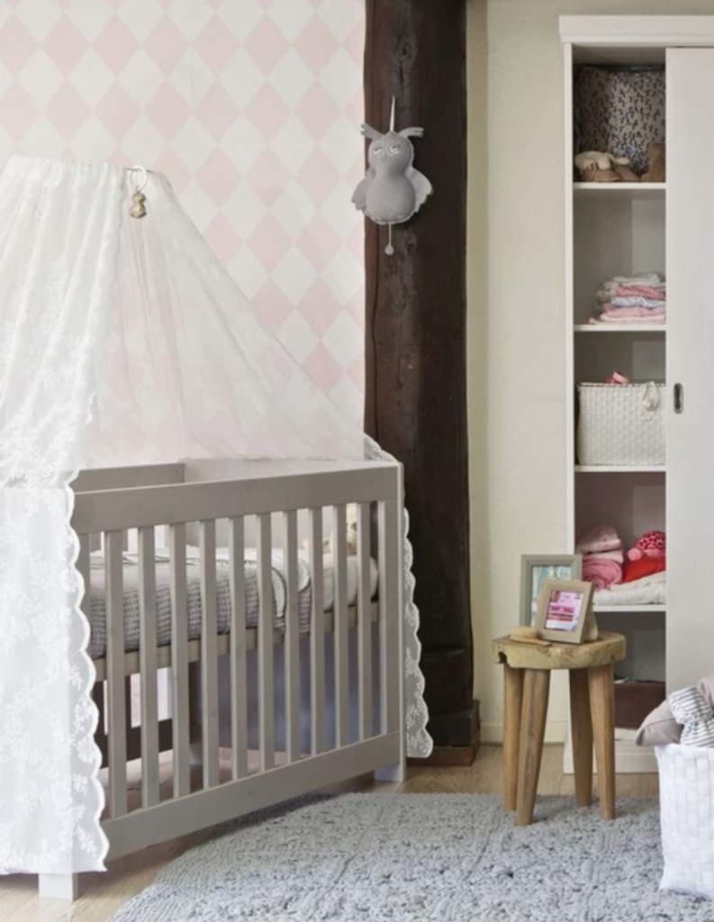 chambre nourrisson bébé lit gris doudou peluche clematc