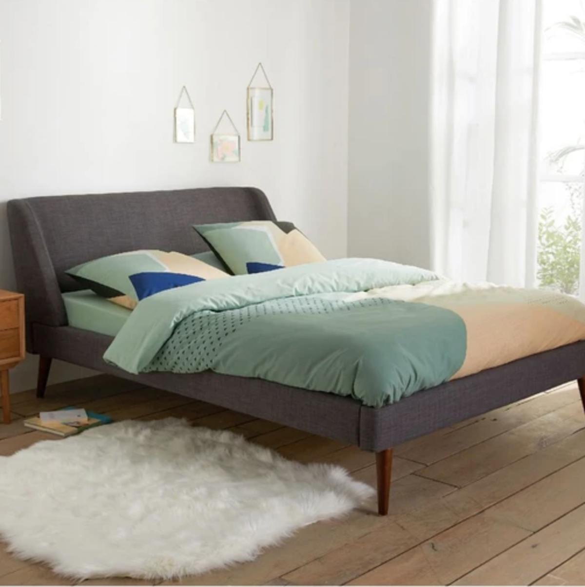 lit gris pieds en bois foncé chambre décoration intérieure - blog déco - clematc