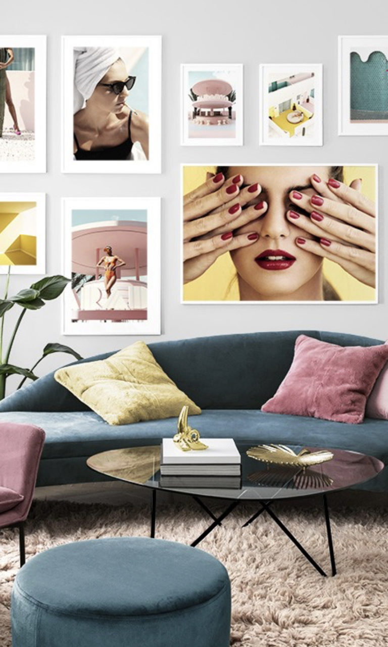 salon canapé vert pouf décoration murale cadres suspendus coussin bicolore photographies - blog déco - clemaroundthecorner