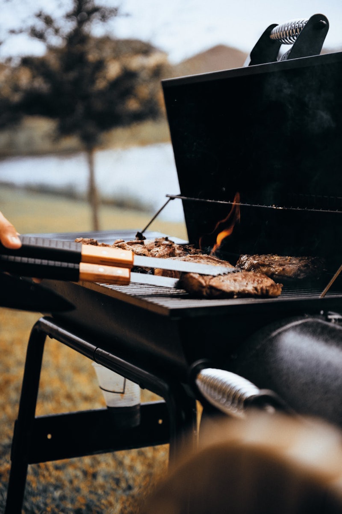 fabriquer un barbecue diy fonte noire steak extérieur jardin diner repas feu grillade déco décoration clematc