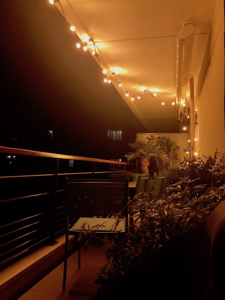 comment éclairer balcon suspension design guirlande retro ampoule - blog déco - clemaroundthecorner