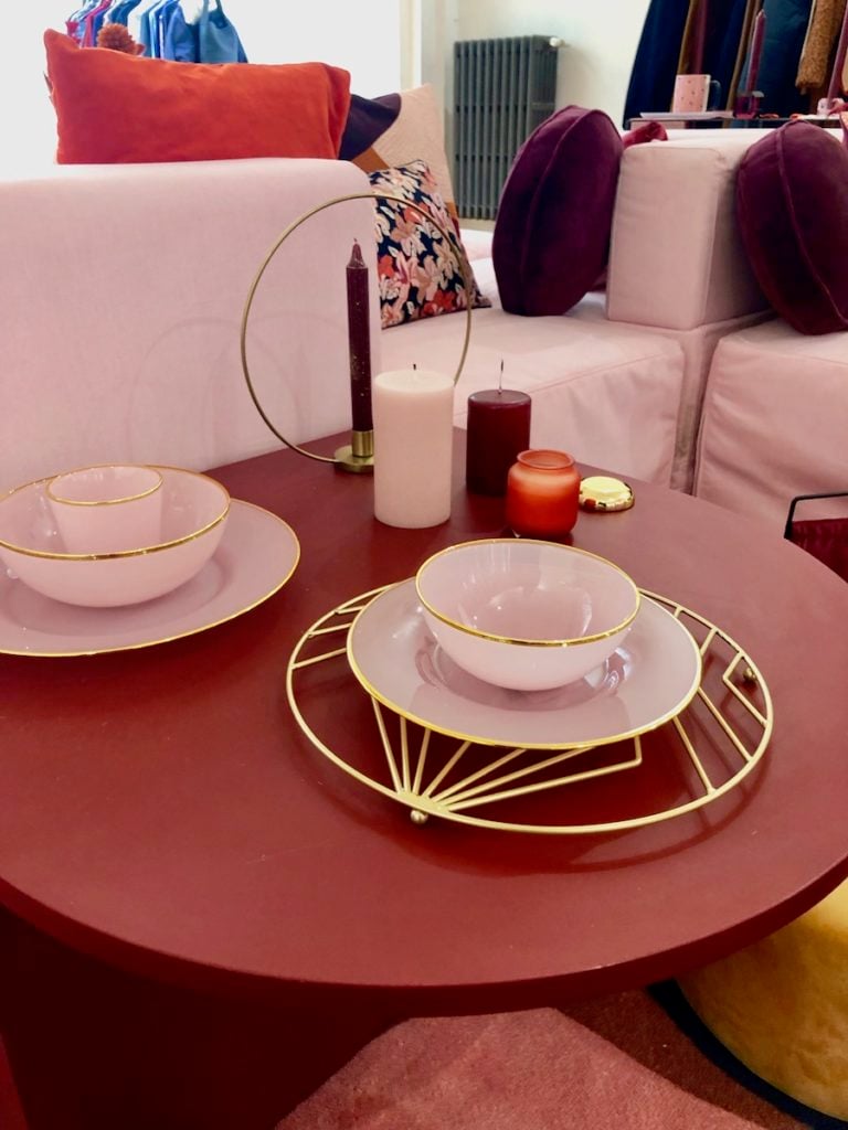 dessous de plat or doré table rose assiette pink vaisselle monoprix - blog déco - clemaroundthecorner