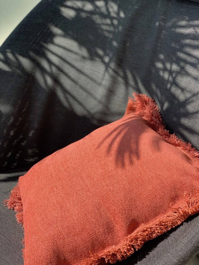 fauteuil extérieur gris palmier ombre coussin frange toiles de mayenne - blog déco - clemaroundthecorner