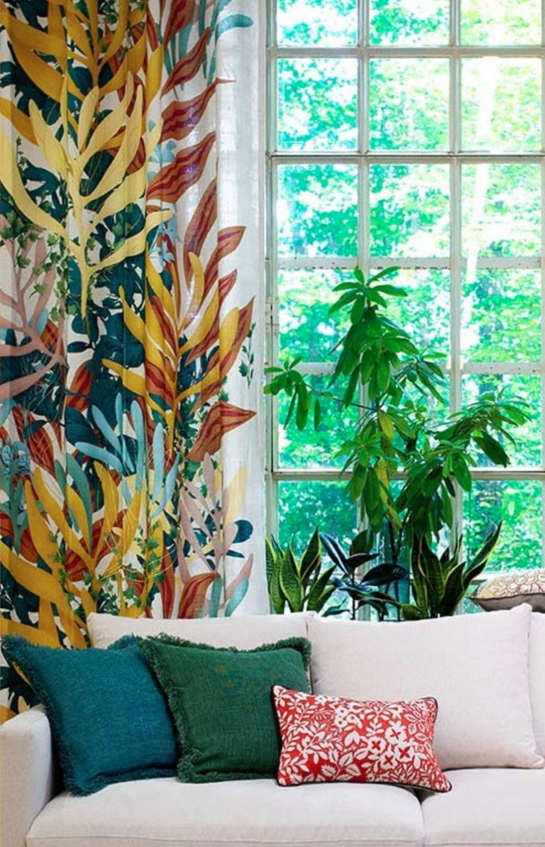 salon coloré rideaux voilage fleurie urban jungle canapé coussin plante verte - blog déco - clematc