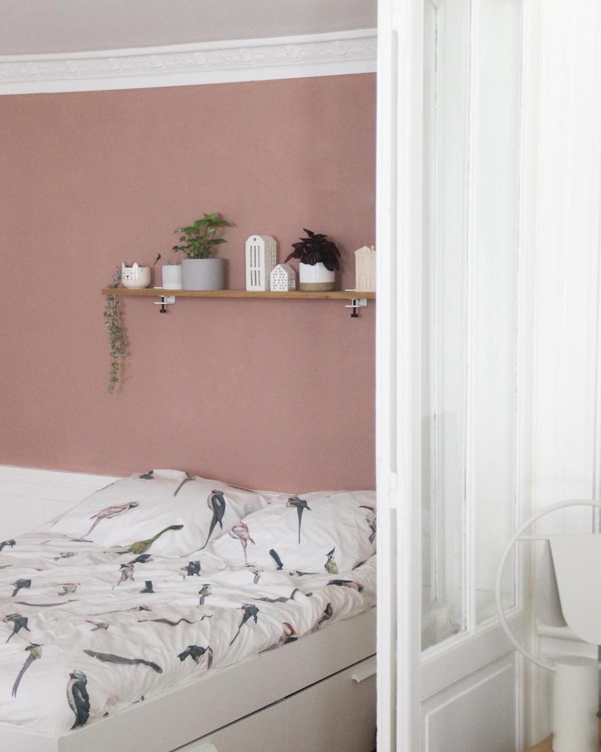 chambre mur de couleur rose étagère verrière blanche voilage la loutre scandinave - blog clemaroundthecorner