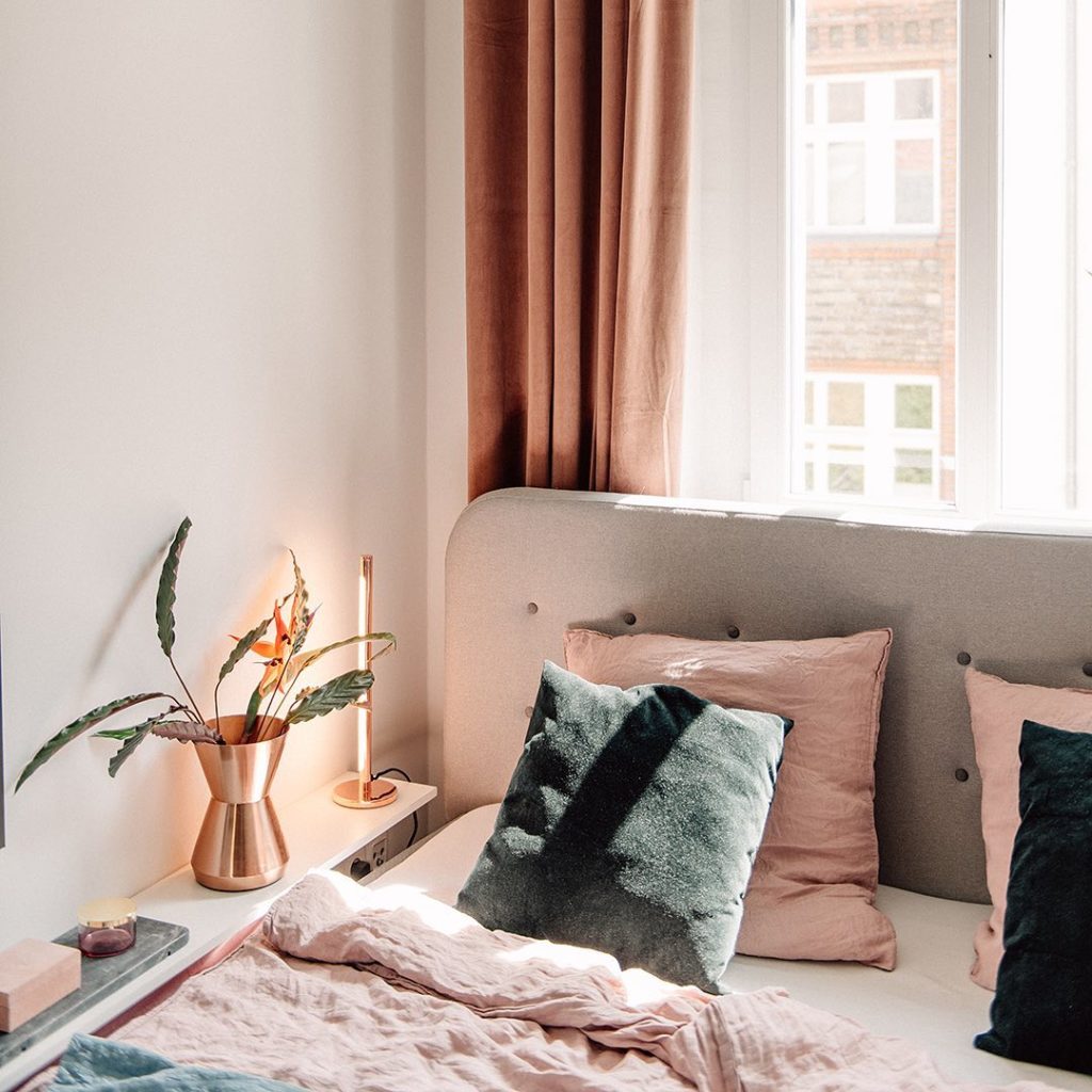 chambre tendance cuivre lampe vase coussin rose vert sapin hygge slow living