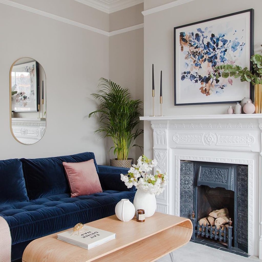 déco appartement parisien cheminée blanche bleu canapé velours design pas cher