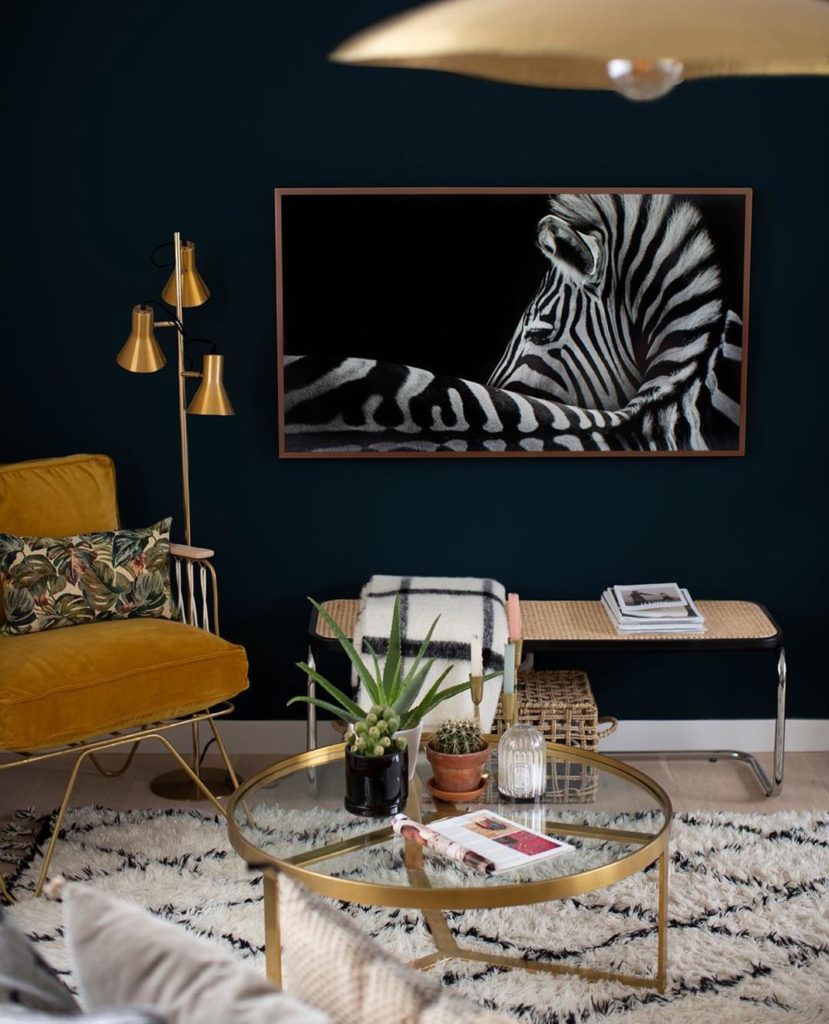 salon néo art déco mur noir bleu foncé lampe laiton doré design pas chère