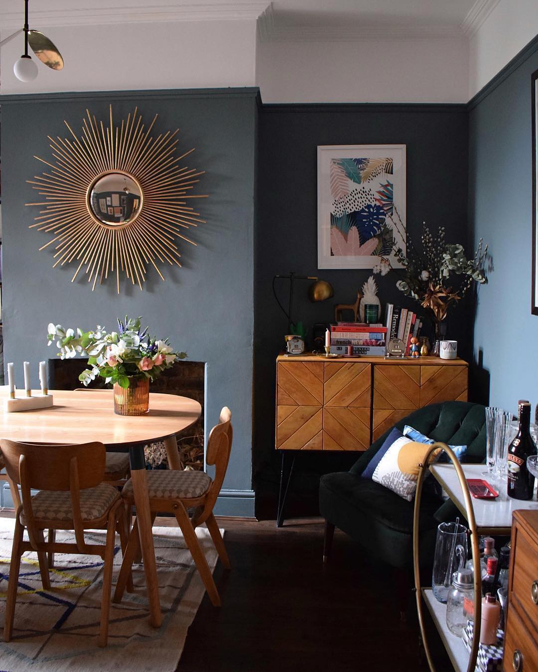 salle à manger mur gris miroir soleil doré meuble 50s moderne
