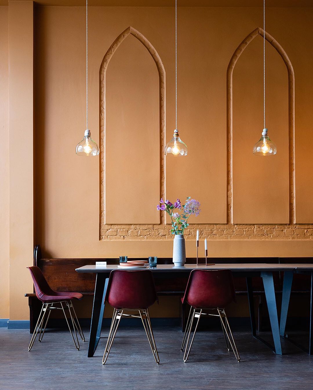 salle à manger mur orange brique chaise rouge design industriel