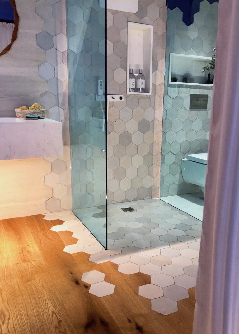 douche italienne ouverte carrelage hexagone fondu incrusté parquet suite parentale Porcelanosa