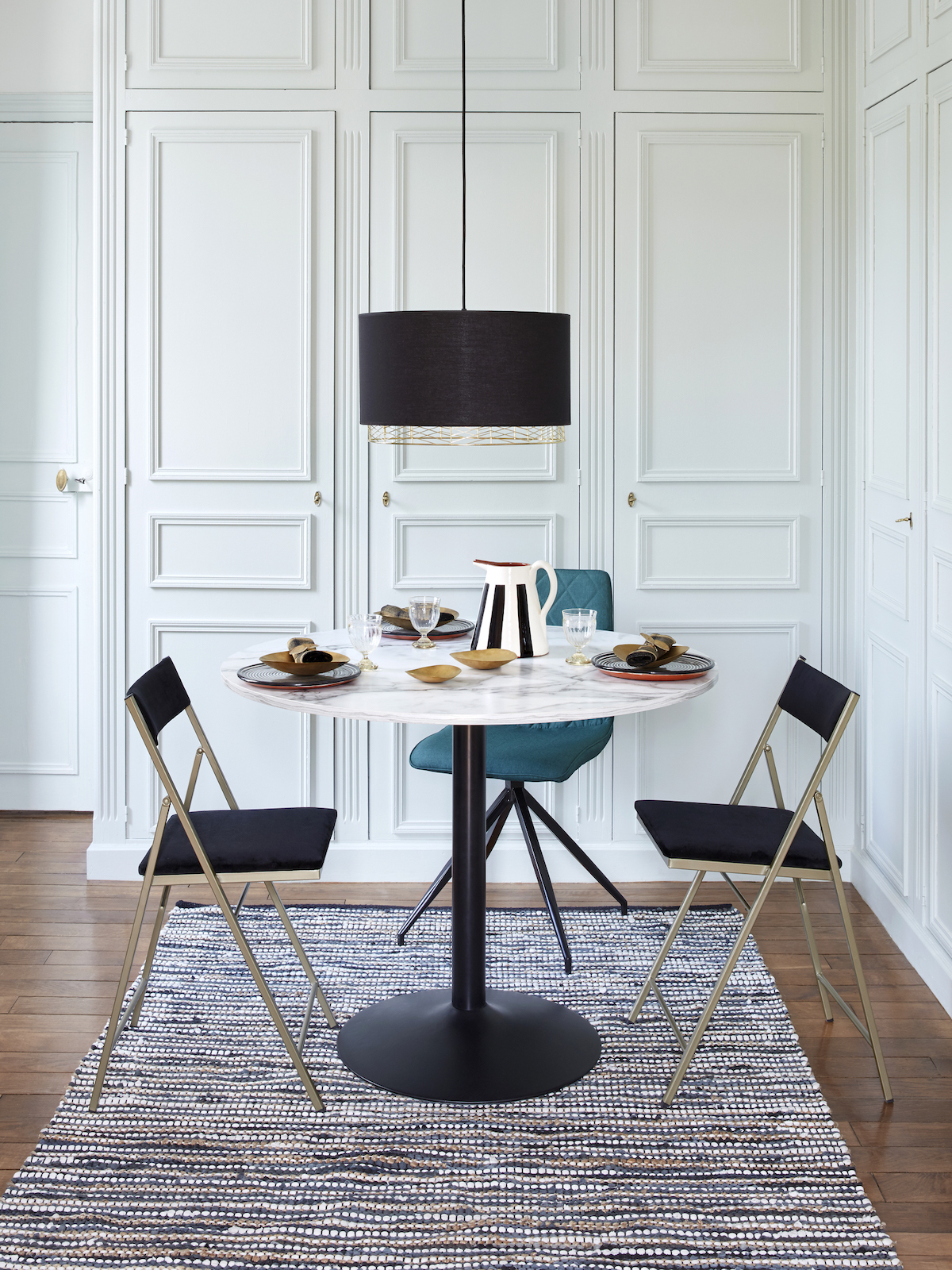 salle à manger table tulip marbre ronde noir art déco chaise pliante design