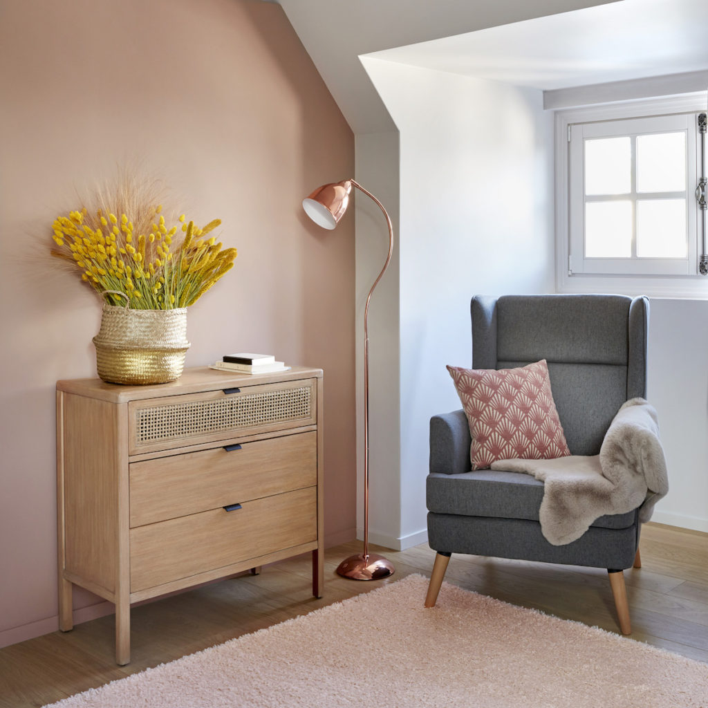 coin lecture chambre fauteuil gris peinture rose commode cannage moderne