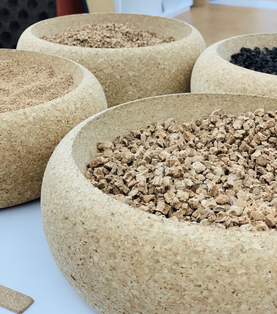 écorce chêne liège transformé en granule de différentes tailles usine amorim - blog déco - clematc