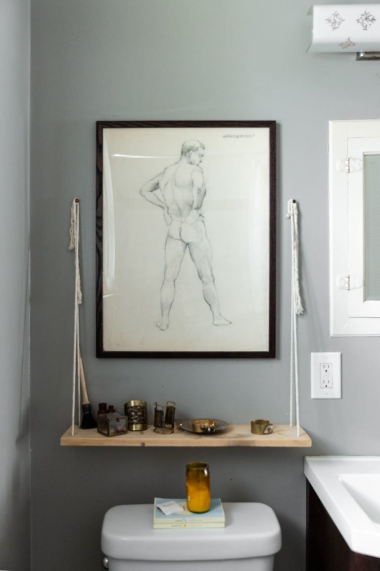 salle de bain gris étagère suspendue bois tableau