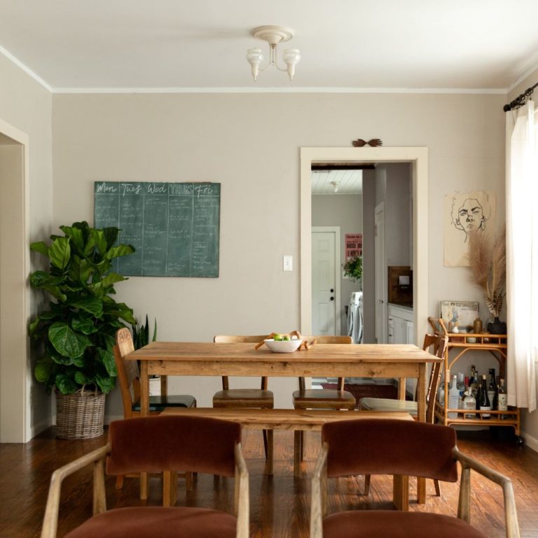 salle à manger table bois rustique chaise velours tableau vert blog déco