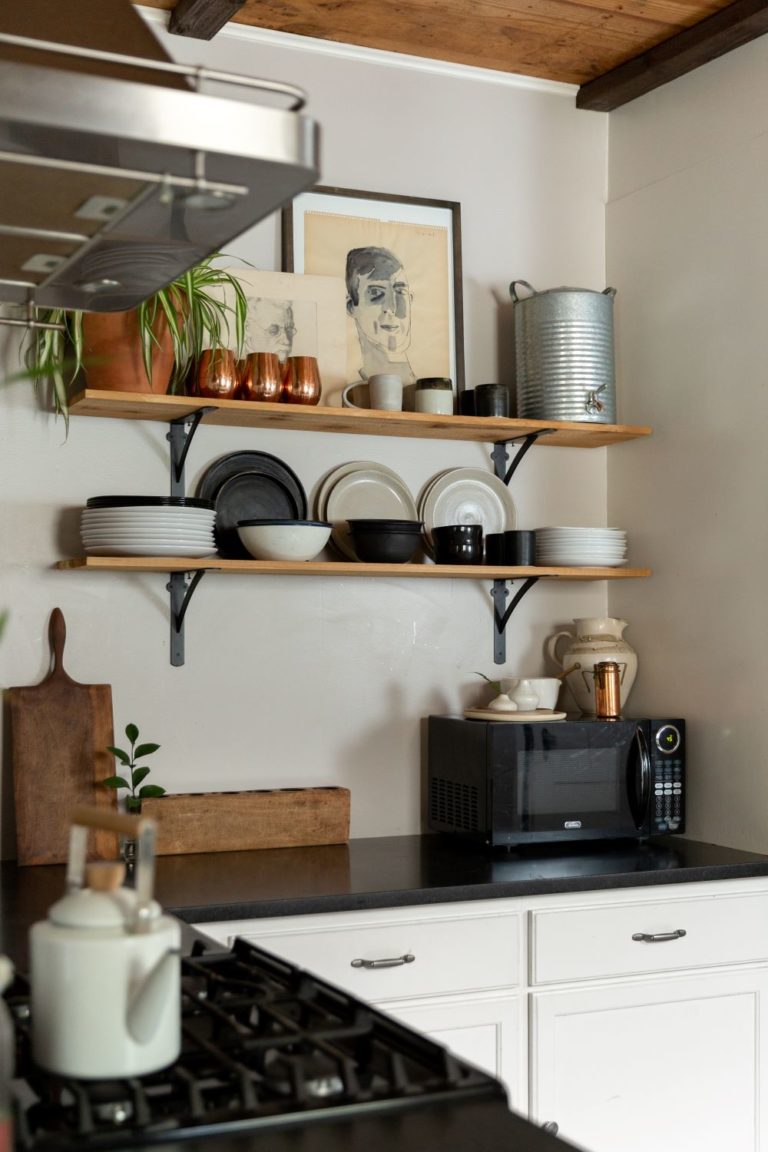 cuisine moderne blanche noire étagère bois déco voyage