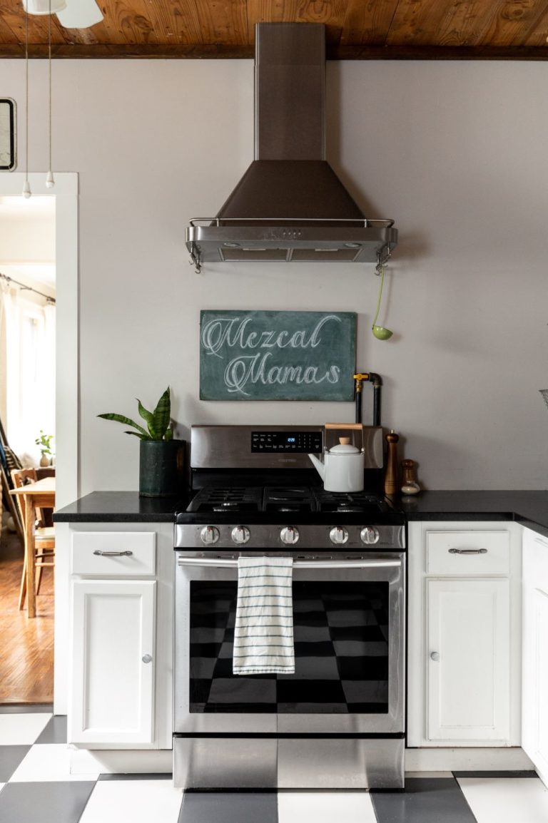 clemaroundthecorner cuisine noire et blanche plafond bois